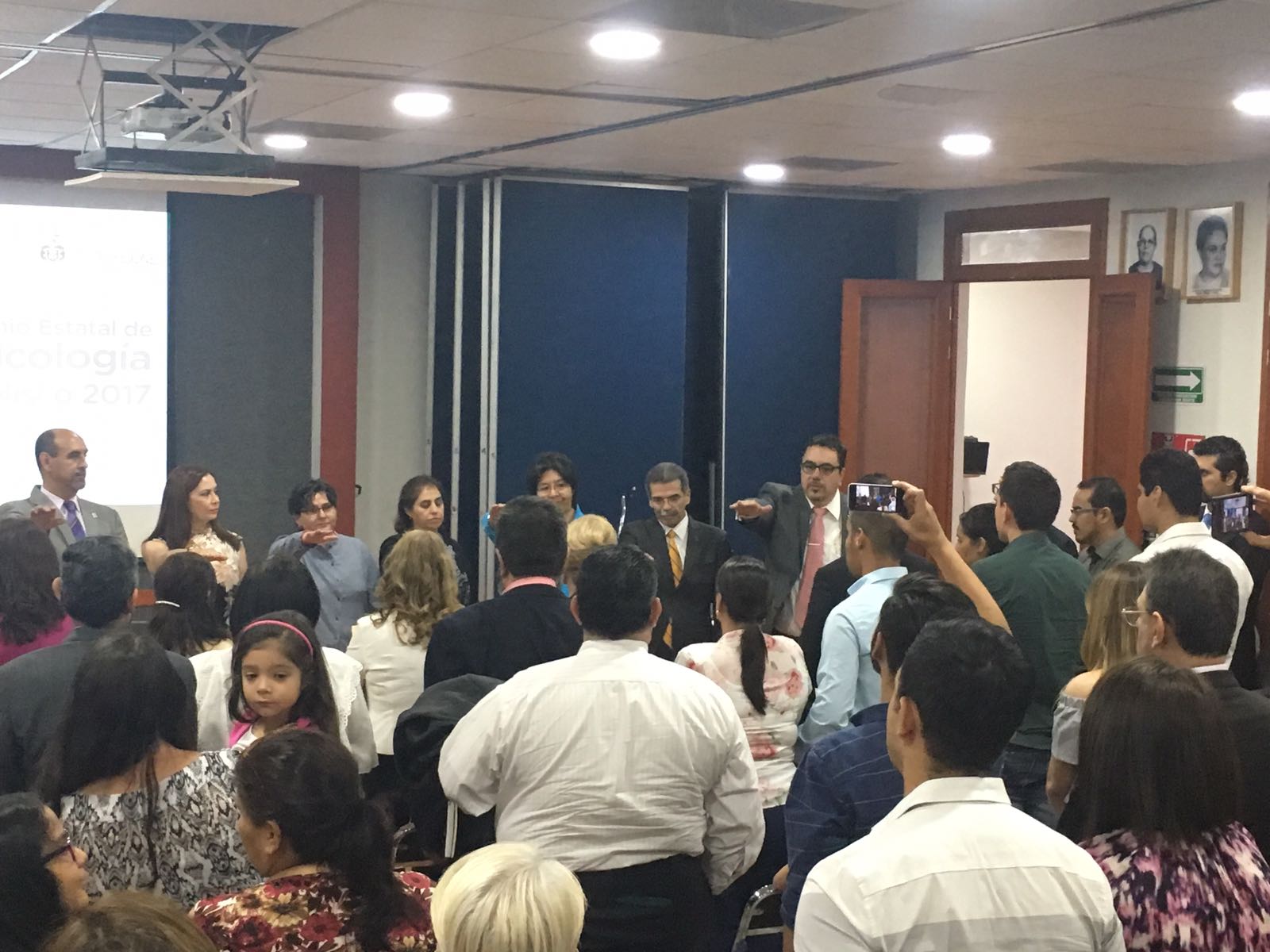 Profesionales de la salud mental recibiendo su reconocimiento 